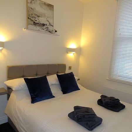 Apt 3 - Queens Court Скарборо Экстерьер фото