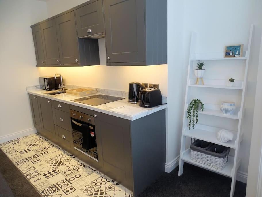 Apt 3 - Queens Court Скарборо Экстерьер фото