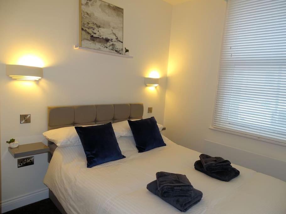 Apt 3 - Queens Court Скарборо Экстерьер фото